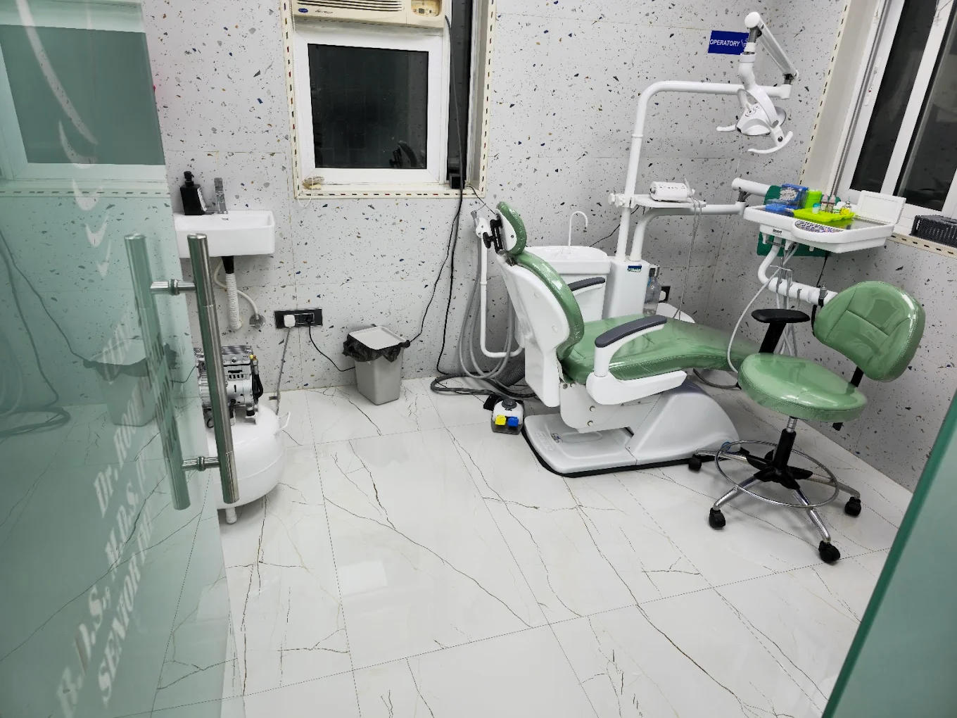 Dental operatory with modern equipment at Saeed Dental, Mumbra